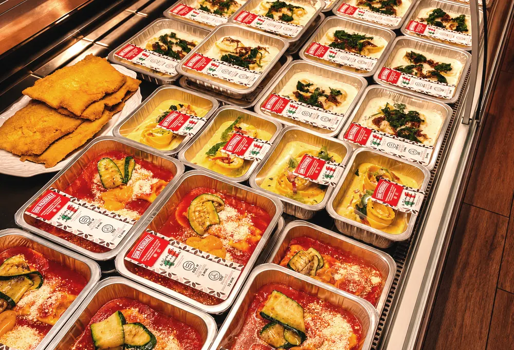 Menuisier installant un meuble de cuisine