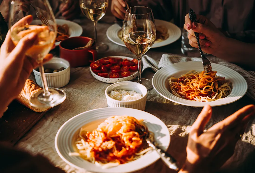 Une table servie de différents plats